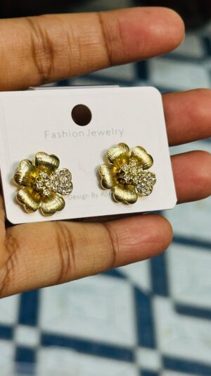 1 Elegant Gold-Tone Floral Stud Earrings